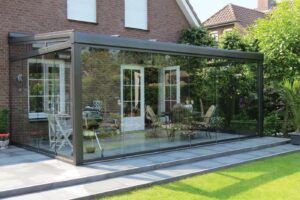 Terasa cu inchidere din sticla glisanta, design panoramic cu vedere exterioara.