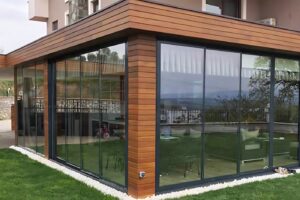 Terasa moderna inchisa cu sticla glisanta